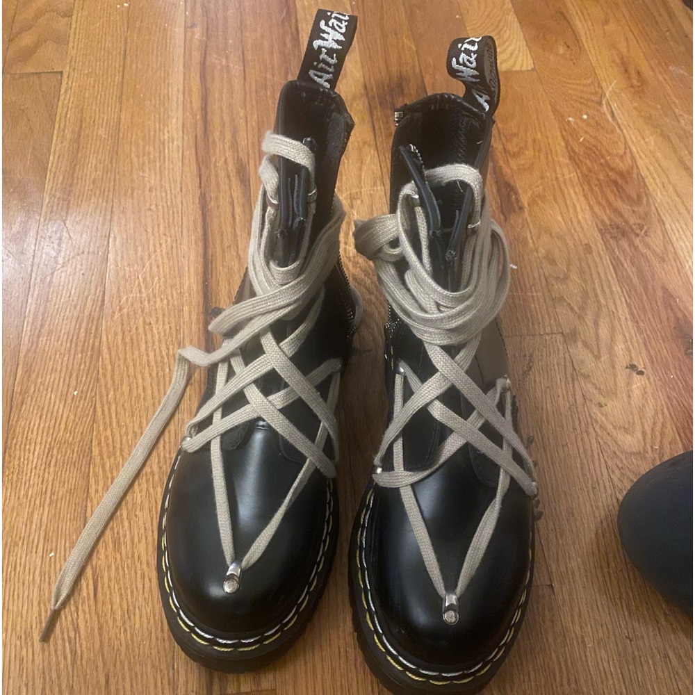 DR MARTENS BOOTS